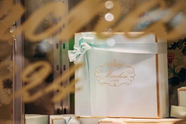 Milan, İtalya - 20 Ağustos 2024: Tarihi Pasticceria Marchesi 1824 Galleria Vittorio Emanuele II, Milano