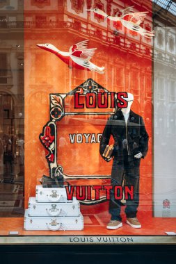 Milan, İtalya - 20 Ağustos 2024: Louis Vuitton Galerisi Vittorio Emanuele II