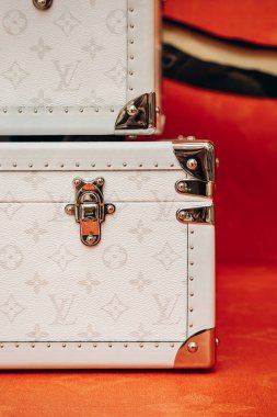 Milan, İtalya - 20 Ağustos 2024: Mağaza vitrininde Louis Vuitton marka beyaz bir valizin yakın çekimi