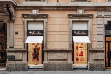 Milan, İtalya - 20 Ağustos 2024: Loro Piana Milano 'daki ünlü alışveriş caddesi Montenapoleone' da mağaza önü