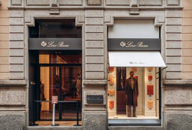 Milan, İtalya - 20 Ağustos 2024: Loro Piana Milano 'daki ünlü alışveriş caddesi Montenapoleone' da mağaza önü