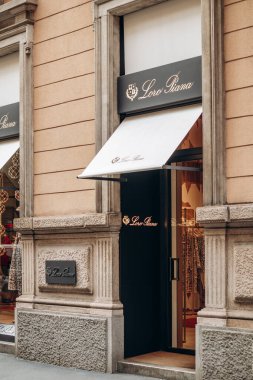 Milan, İtalya - 20 Ağustos 2024: Loro Piana Milano 'daki ünlü alışveriş caddesi Montenapoleone' da mağaza önü