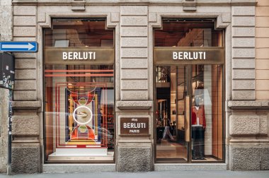 Milan, İtalya - 20 Ağustos 2024: Milano 'daki ünlü Montenapoleone alışveriş caddesinde Berluti mağazası