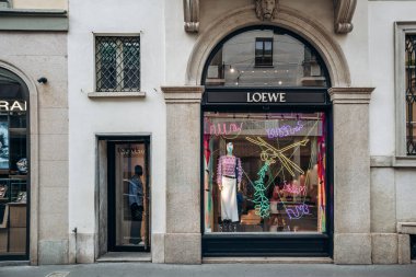 Milan, İtalya - 20 Ağustos 2024: Loewe, Milano 'daki ünlü Montenapoleone alışveriş caddesinde mağaza önü