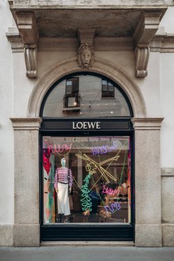 Milan, İtalya - 20 Ağustos 2024: Loewe, Milano 'daki ünlü Montenapoleone alışveriş caddesinde mağaza önü