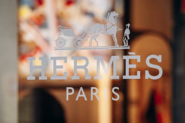 Milan, İtalya - 20 Ağustos 2024: Hermes, Milano 'daki ünlü Montenapoleone alışveriş caddesinde vitrin sergisi