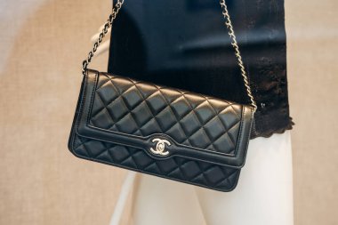 Milan, İtalya - 20 Ağustos 2024: Milano 'daki ünlü Montenapoleone alışveriş caddesindeki bir butik vitrinde Chanel çanta
