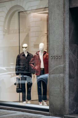 Milan, İtalya - 20 Ağustos 2024: Milano 'daki ünlü Montenapoleone alışveriş caddesinde Gucci mağazası