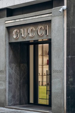 Milan, İtalya - 20 Ağustos 2024: Milano 'daki ünlü Montenapoleone alışveriş caddesinde Gucci mağazası