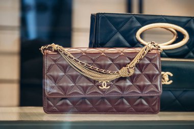 Milan, İtalya - 20 Ağustos 2024: Milano 'daki ünlü Montenapoleone alışveriş caddesindeki bir butik vitrinde Chanel çanta