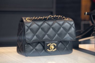 Milan, İtalya - 20 Ağustos 2024: Milano 'daki ünlü Montenapoleone alışveriş caddesindeki bir butik vitrinde Chanel çanta