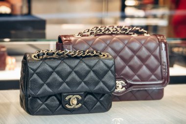 Milan, İtalya - 20 Ağustos 2024: Milano 'daki ünlü Montenapoleone alışveriş caddesindeki bir butik vitrinde Chanel çanta