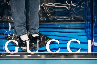 Milan, İtalya - 20 Ağustos 2024: Milano 'daki ünlü Montenapoleone alışveriş caddesinde Gucci vitrinleri
