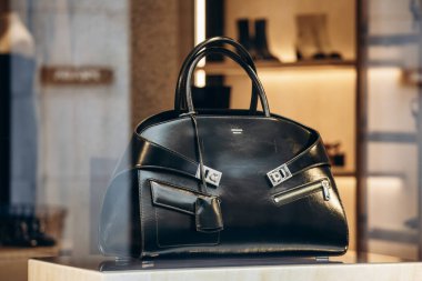 Milan, İtalya - 20 Ağustos 2024: Ferragamo çantası Milano 'daki ünlü Montenapoleone alışveriş caddesinin vitrininde