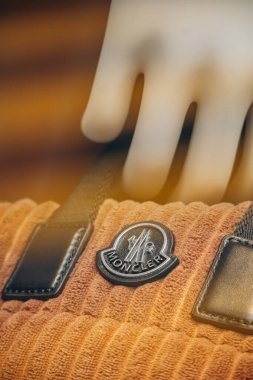 Milan, İtalya - 20 Ağustos 2024: Montenapoleone, Milano 'daki ünlü alışveriş caddesi Montenapoleone' daki bir butik vitrinde Moncler çantası