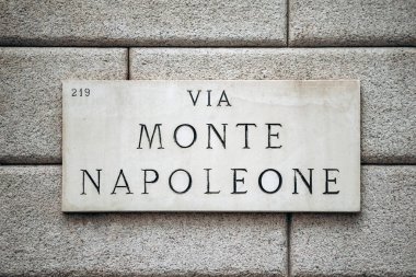 Milano 'da Monte Napolyon Sokağı tabelası