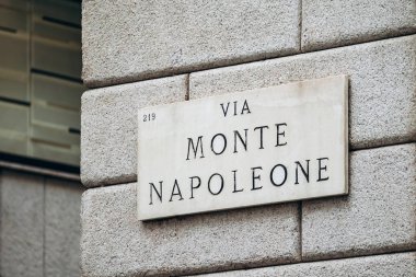 Milano 'da Monte Napolyon Sokağı tabelası