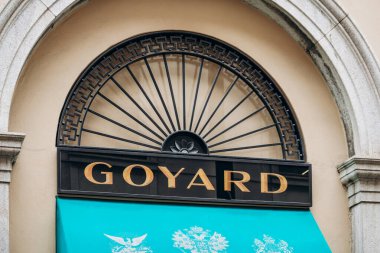 Milan, İtalya - 20 Ağustos 2024: Milano 'daki ünlü Montenapoleone alışveriş bölgesindeki Goyard butiğinin panosu