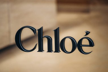 Milan, İtalya - 20 Ağustos 2024: Chloe, Milano 'daki Via della Spiga' daki mağazanın kapısında