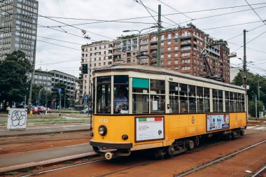 Milan, İtalya - 20 Ağustos 2024: Milano şehir merkezinde sarı tramvay
