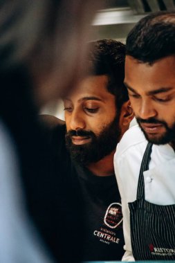 Milan, İtalya - 20 Ağustos 2024: Mercato Centrale 'deki Ristorantino restoranında aşçılar, Milano Centrale binasında