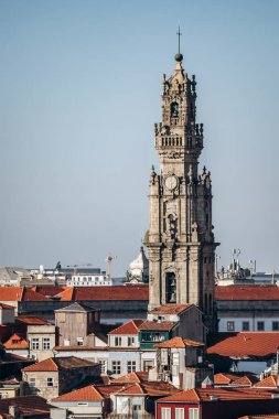 Portekiz 'in en uzun campanili olan Clerigos Kulesi (Portekizce Torre dos Clerigos). 76 metre yüksekliğindedir ve şehir ve nehir üzerinde ayrıcalıklı bir görüş sağlar..