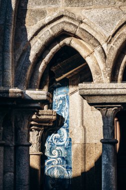 Porto, Portekiz - 28 Aralık 2024: Porto, Portekiz 'de bir Roma Katolik kilisesi olan Porto Katedrali' nde azulejos 'a yakın çekim.