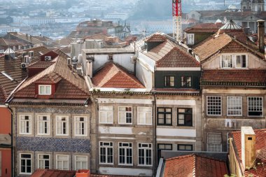 Güneşli bir günde Porto çatılarının manzarası