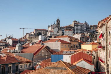 Güneşli bir günde Porto çatılarının manzarası