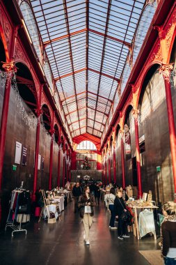 Porto, Portekiz - 28 Aralık 2024: Mercado Ferreira Borges, 1880 'lerde demir ve camdan yapılmış bir pazar binası, şimdi bir gece kulübü ve restorana ev sahipliği yapıyor..