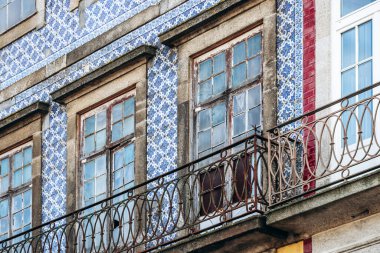 Porto 'da geleneksel seramik fayanslarla (azulejos) kaplı bir cephenin yakın çekimi)