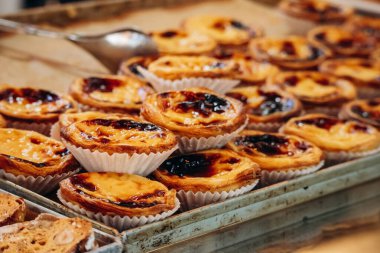 Pastel de nata 'nın (Portekizce: Pasteis de nata) yakın çekimi, Portekiz' in ünlü kremalı turtası.