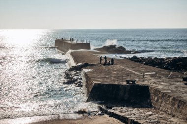 Porto 'nun Atlantik Okyanusu' na bakan limanı ve kıyıları.