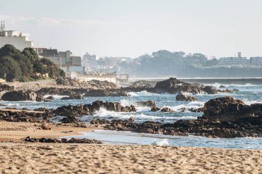 Porto 'nun Atlantik Okyanusu' na bakan limanı ve kıyıları.