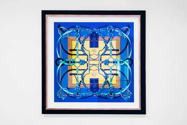 Porto, Portekiz - 28 Aralık 2024: Resim olarak çerçevelenmiş Vintage Hermes ipek eşarbı