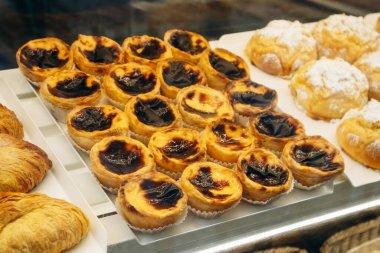 Pastel de nata 'nın (Portekizce: Pasteis de nata) yakın çekimi, Portekiz' in ünlü kremalı turtası.