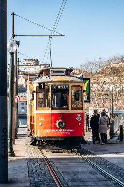 Porto, Portekiz - 28 Aralık 2024: Porto şehrinin ünlü bir sembolü olan Porto 'nun tarihi merkezinde klasik bir kırmızı tramvay