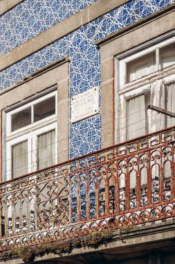 Porto 'da geleneksel seramik fayanslarla (azulejos) kaplı bir cephenin yakın çekimi)