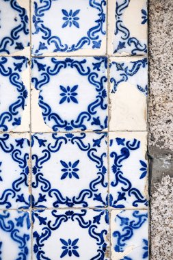 Porto 'da geleneksel seramik fayanslarla (azulejos) kaplı bir cephenin yakın çekimi)