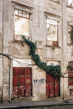 Terk edilmiş bir ev. Sadece dış görünüşü kalmış. Kristal Saray Bahçeleri 'nin yanında.