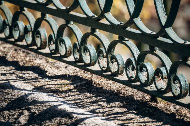 Porto 'da tarihi bir park olan Kristal Saray Bahçeleri' nde (Jardins do Palacio de Cristal) işlenmiş demir çitin yakın çekimi.