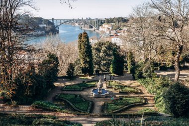 Kristal Saray Bahçeleri (Jardins do Palacio de Cristal), Porto 'da 19. yüzyılın sonunda tasarlanmış hoş bir park..