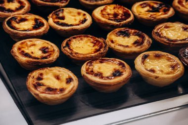 Pastel de nata 'nın (Portekizce: Pasteis de nata) yakın çekimi, Portekiz' in ünlü kremalı turtası.