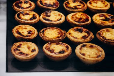 Pastel de nata 'nın (Portekizce: Pasteis de nata) yakın çekimi, Portekiz' in ünlü kremalı turtası.
