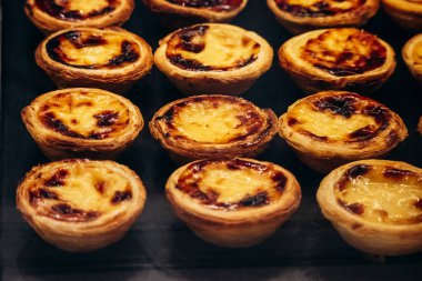 Pastel de nata 'nın (Portekizce: Pasteis de nata) yakın çekimi, Portekiz' in ünlü kremalı turtası.