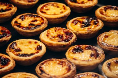 Pastel de nata 'nın (Portekizce: Pasteis de nata) yakın çekimi, Portekiz' in ünlü kremalı turtası.