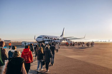 Clermont-Ferrand, Fransa - 28 Aralık 2024: Clermont-Ferrand Auvergne Havaalanı 'ndan Ryanair uçağına binen yolcular kalkışa hazırlanıyor.