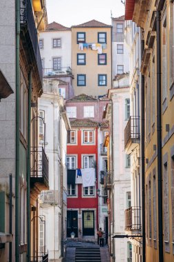 Porto, Portekiz - 28 Aralık 2024: Porto, Portekiz 'in merkezinde büyüleyici cepheler