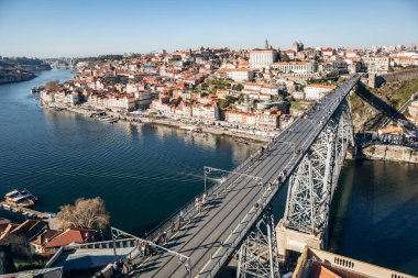 Dom Luis Köprüsü, Portekiz 'in Porto ve Vila Nova de Gaia şehirleri arasında Douro nehri boyunca uzanan çift katlı metal kemerli köprü..