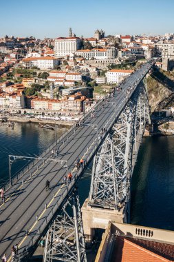 Dom Luis Köprüsü, Portekiz 'in Porto ve Vila Nova de Gaia şehirleri arasında Douro nehri boyunca uzanan çift katlı metal kemerli köprü..